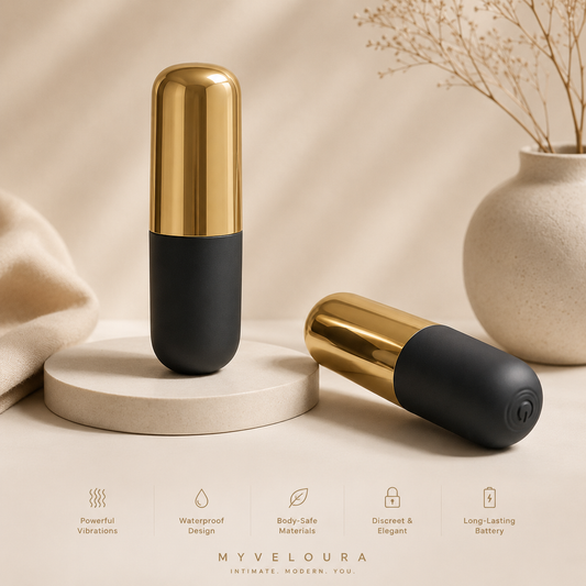 Eleganter Mini Vibrator in Gold und Schwarz im modernen Premium Selfcare Design von MYVELOURA